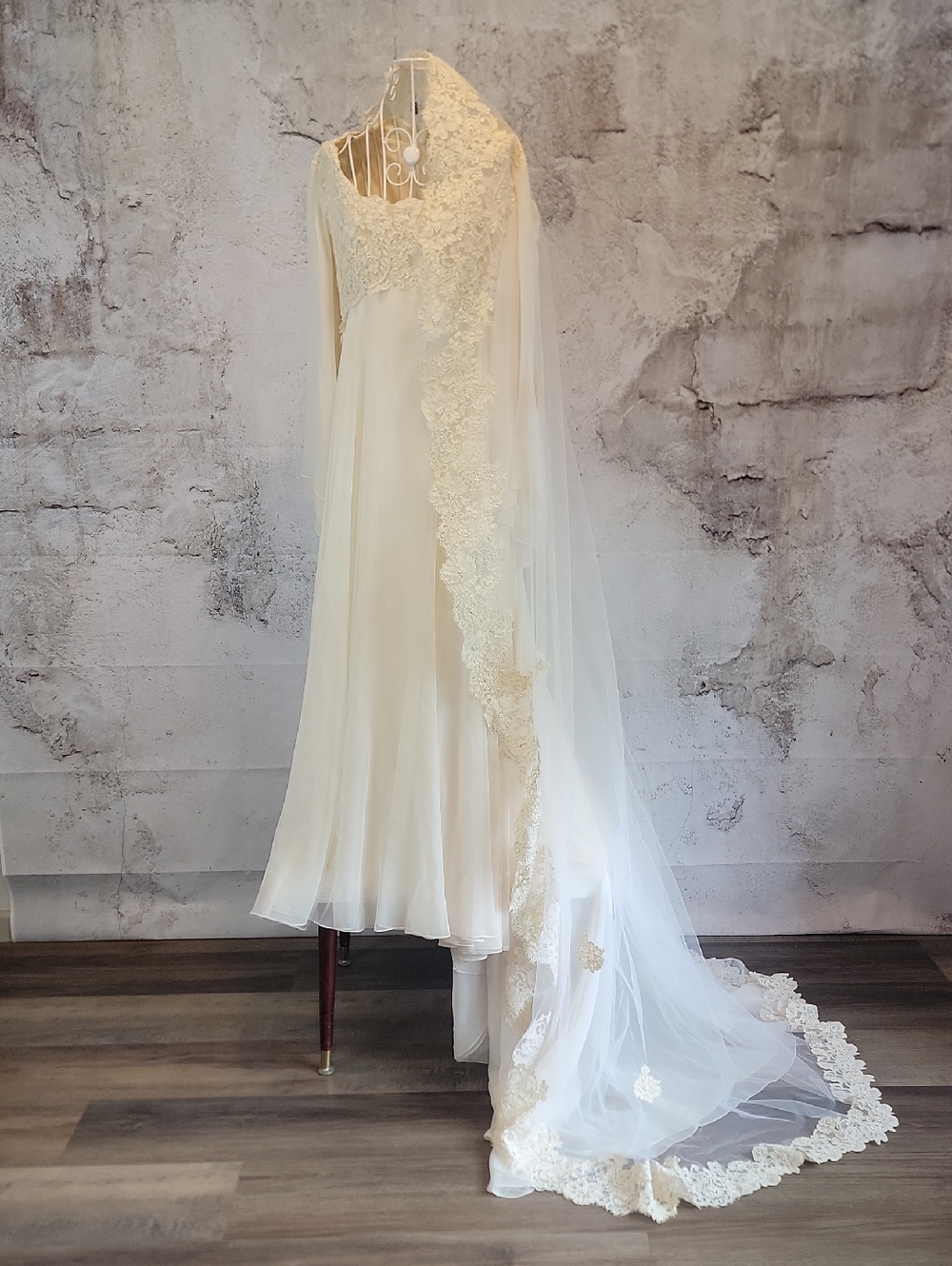 Vintage 70s Mantilla Veil Ivory Lace-Trimmed Chiffon Bridal Dress Womens Size L